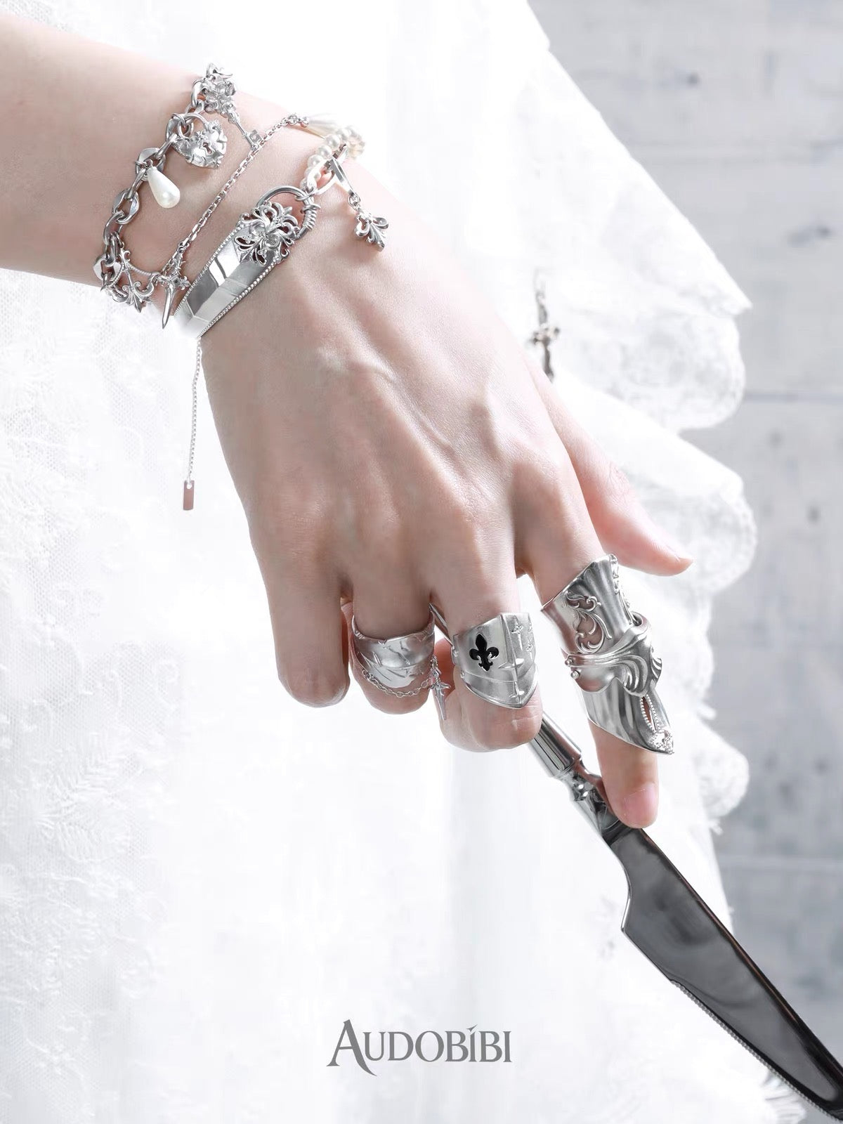 The Knight 18K Platinum Plating Fleur de lis Pearl Half Bangle