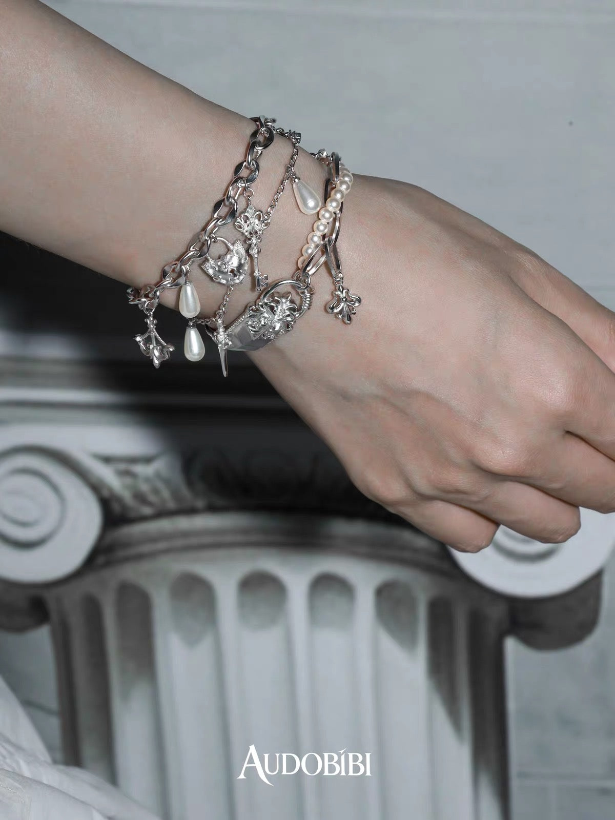 The Knight 18K Platinum Plating Fleur de lis Pearl Half Bangle