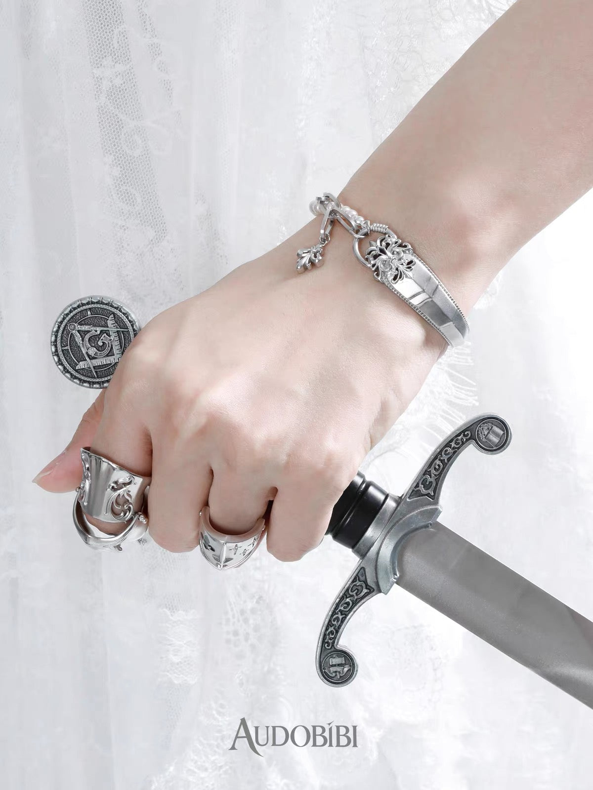 The Knight 18K Platinum Plating Fleur de lis Pearl Half Bangle