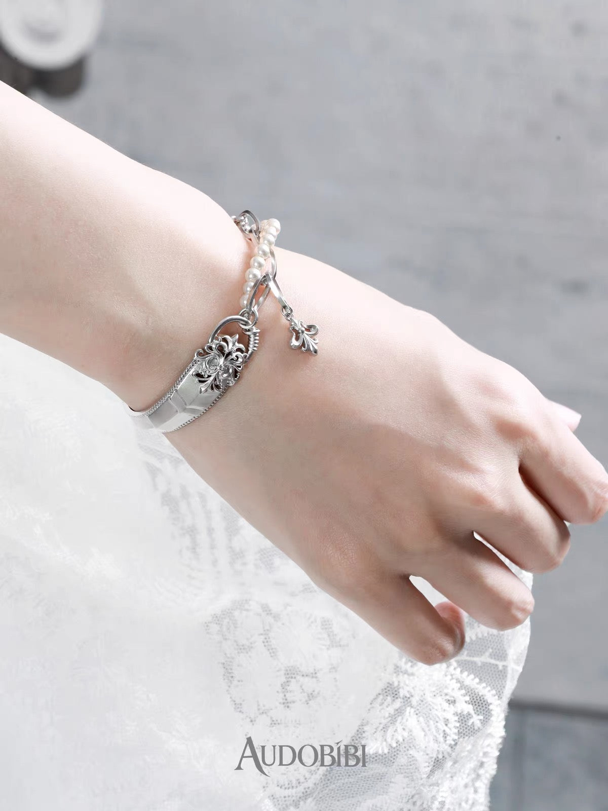 The Knight 18K Platinum Plating Fleur de lis Pearl Half Bangle