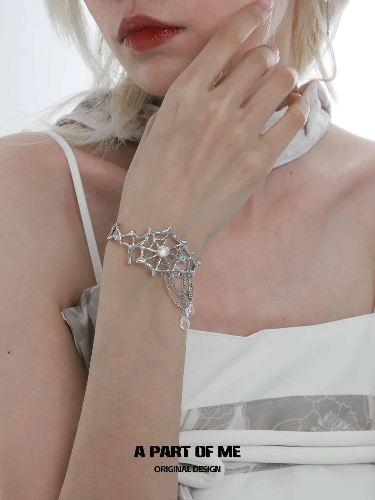 Dark Web 18K Platinum Plating White Agate Glass Beads Tassel Bangle (Armband)
