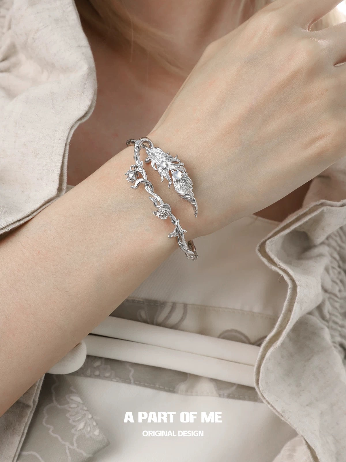 Palpitate 18K Platinum Platinum Feather Bangle